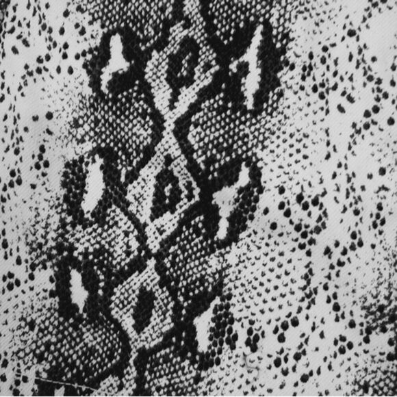 BlankNYC python snake print denim mini skirt 26 2 - Picture 9 of 11